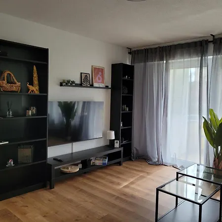 Living Flat, Eine Mit Zwei Schlafzimmern Und Balkon דירה *