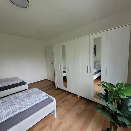 Living Flat, Eine Mit Zwei Schlafzimmern Und Balkon *