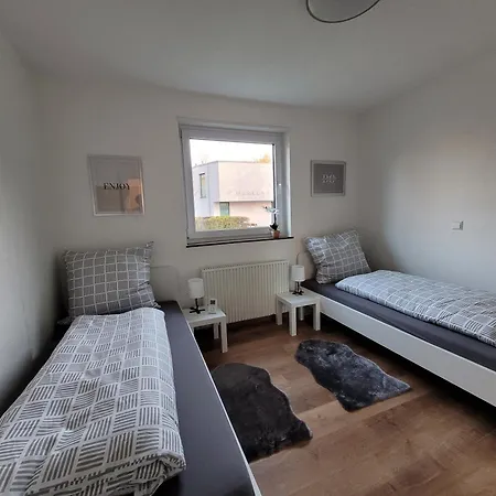 Living Flat, Eine Mit Zwei Schlafzimmern Und Balkon * ショルンドルフ