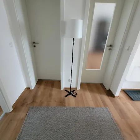 アパート Living Flat, Eine Mit Zwei Schlafzimmern Und Balkon ショルンドルフ