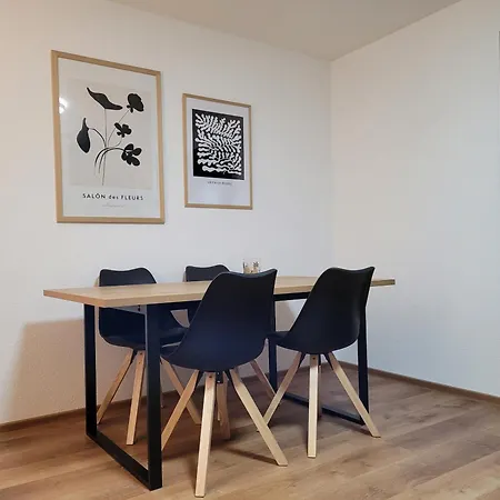 Living Flat, Eine Mit Zwei Schlafzimmern Und Balkon *