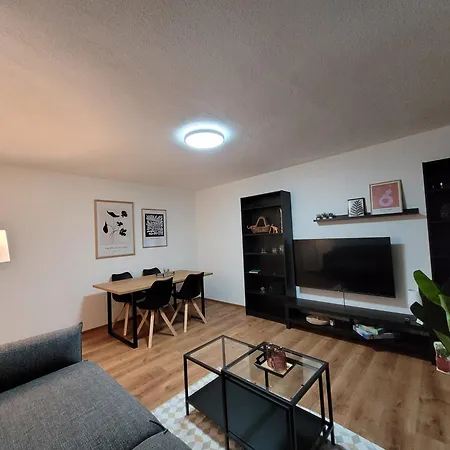 דירה Living Flat, Eine Mit Zwei Schlafzimmern Und Balkon *